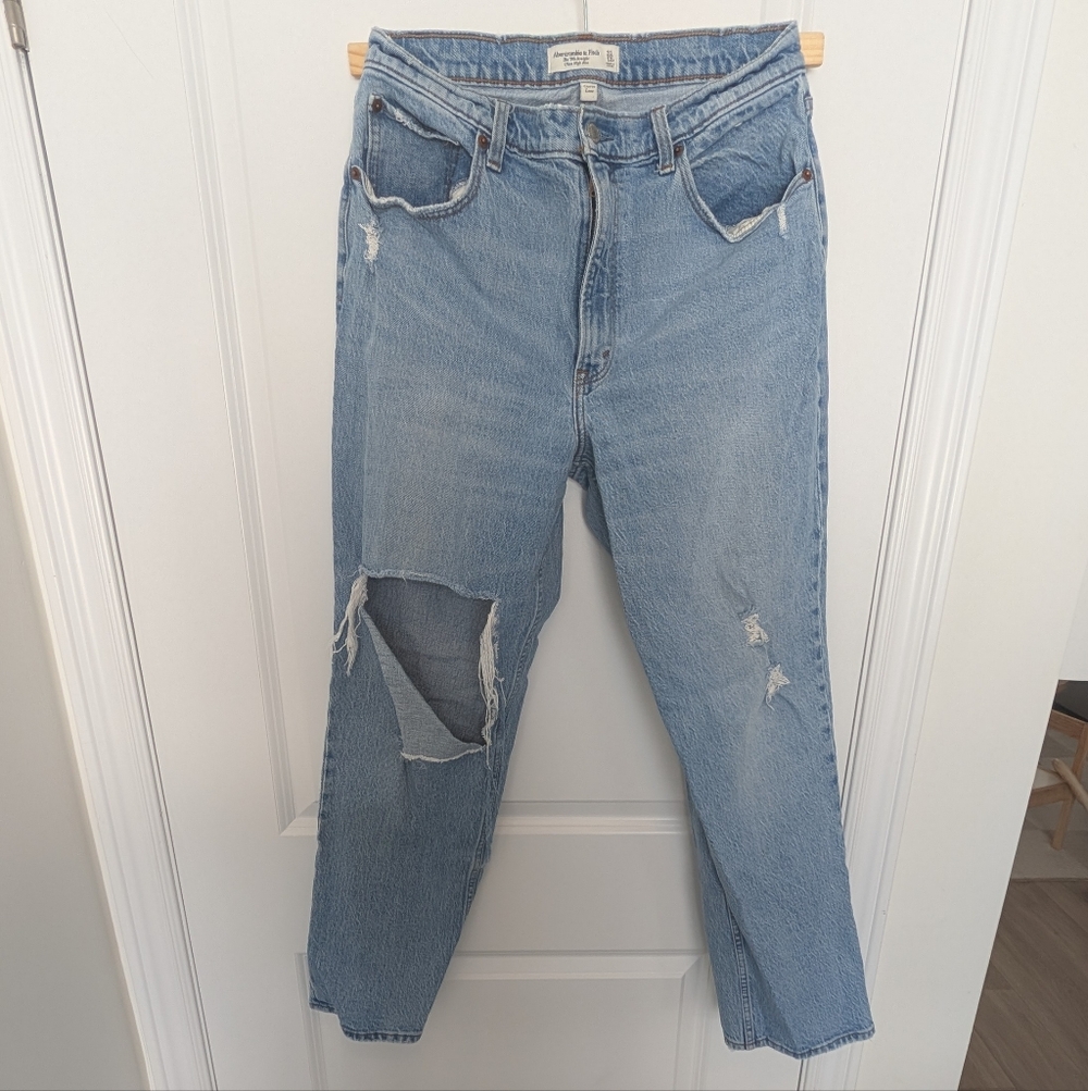 Abercrombie & Fitch The 90s Straight Ultra High Rise Distressed Jeans